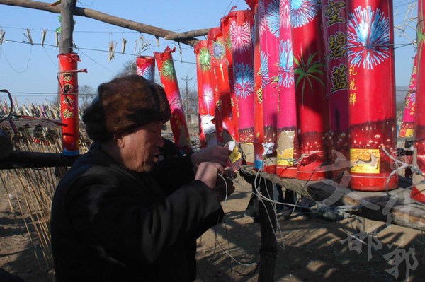 2011年正月十五；王看点烟火场地；老艺人正在连接礼炮.jpg